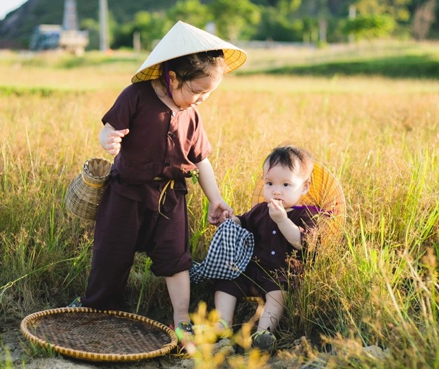Cực đáng yêu bộ ảnh “dắt nhau ra đồng” của hai bé gái xứ Nghệ - 3 Bé Tôm có một người chị gái tên Bảo Trâm (ở nhà thường gọi là Bống), năm nay 3 tuổi. Chị Bống là người rất tình cảm, đặc biệt rất thương và chiều em gái.