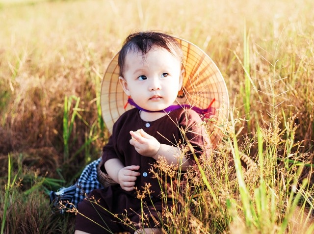 Cực đáng yêu bộ ảnh “dắt nhau ra đồng” của hai bé gái xứ Nghệ - 2 Bộ ảnh được vợ chồng chị Trần Thị Xanh (trú TP Vinh, Nghệ An) chụp nhân dịp bé Hoàng Ngân (tên gọi ở nhà là Tôm) - cô con gái thứ 2 tròn 1 tuổi.