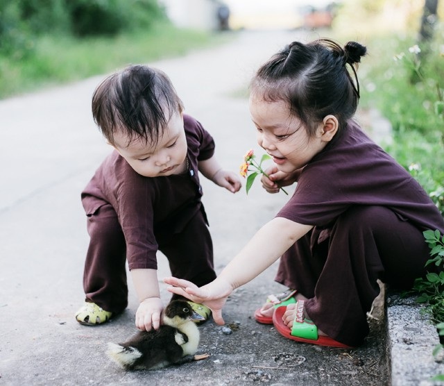 Cực đáng yêu bộ ảnh “dắt nhau ra đồng” của hai bé gái xứ Nghệ - 6 Chị em Bống, Tôm mải mê khám phá thể giới xung quanh. Được vui đùa với một chú vịt con xinh xắn - điều mà ở phố, hai cô bé hiếm có cơ hội nhìn thấy.
