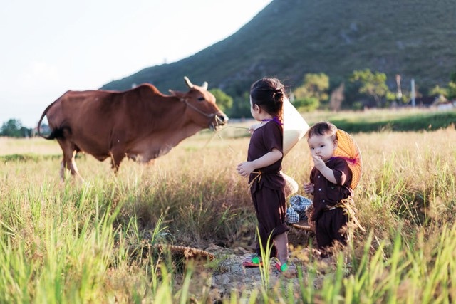 Cực đáng yêu bộ ảnh “dắt nhau ra đồng” của hai bé gái xứ Nghệ - 1 Cực đáng yêu bộ ảnh “dắt nhau ra đồng” của hai bé gái xứ Nghệ - 1
