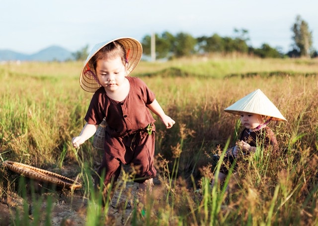 Cực đáng yêu bộ ảnh “dắt nhau ra đồng” của hai bé gái xứ Nghệ - 8 Trong bộ quần áo nâu đất chân chất quê mùa, chiếc nón nhỏ đội đầu, hai cô bé thành thị hóa thành hai cô Tấm cùng chăn trâu, cắt cỏ.