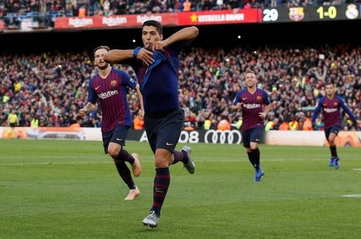 Barcelona 5-1 Real Madrid: Cú hattrick của Luis Suarez - 4
Luis Suarez ăn mừng bàn thắng nâng tỷ số lên trận đấu lên 3-1