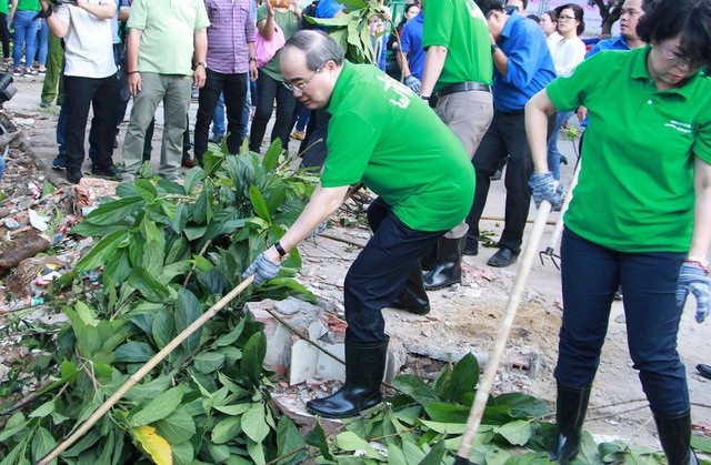Lão nông bỏ trăm triệu dụ cá làm “thú cưng”, dân phố dựng... vườn treo - 7 Tham dự lễ phát động cuộc vận động “Người dân TPHCM không xả rác ra đường và kênh rạch, vì Thành phố sạch và giảm ngập nước”, Bí thư Thành ủy Nguyễn Thiện Nhân cùng lãnh đạo thành phố tham gia dọn dẹp một con rạch ở bên cạnh khu chung cư. (Ảnh: Quốc Anh)