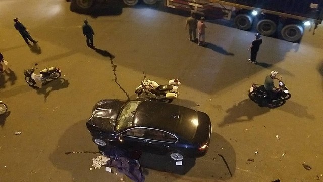 Lão nông bỏ trăm triệu dụ cá làm “thú cưng”, dân phố dựng... vườn treo - 4 Khoảng 23h ngày 21/10, 1 phụ nữ lái xe BMW, lưu thông trên đường Điện Biên Phủ, hướng từ quận 1 về quận 2, TPHCM với tốc độ cao. Đến ngã tư cầu vượt Hàng Xanh phương tiện này đã húc văng hàng loạt xe máy đang dừng chờ đèn đỏ. Tiếp đến, chiếc xe BMW tông 1 taxi chạy cùng chiều. (Ảnh: Trương Nhân)