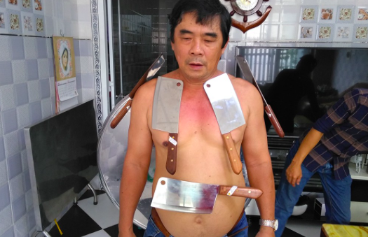 Lão nông bỏ trăm triệu dụ cá làm “thú cưng”, dân phố dựng... vườn treo - 5 Người đàn ông trung niên ở Tiền Giang có khả năng kỳ lạ là hút đá, thủy tinh, kim loại dính trên người như nam châm. Thậm chí, khi ông di chuyển, các vật bị hút vẫn không rơi xuống. (Ảnh: Nguyễn Vinh)