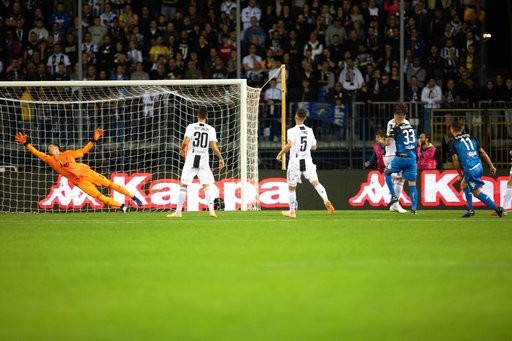 C.Ronaldo tỏa sáng rực rỡ, Juventus lội dòng giành chiến thắng - 2 C.Ronaldo tỏa sáng rực rỡ, Juventus lội dòng giành chiến thắng - 2