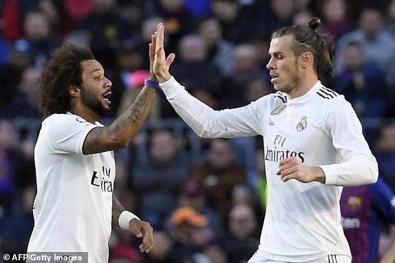 Barcelona 5-1 Real Madrid: Cú hattrick của Luis Suarez - 7
Bale chia vui với Marcelo