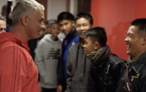 Đội bóng nhí Thái Lan được HLV Mourinho đón tiếp nồng nhiệt - 1 Đội bóng nhí Thái Lan được HLV Mourinho đón tiếp nồng nhiệt - 1