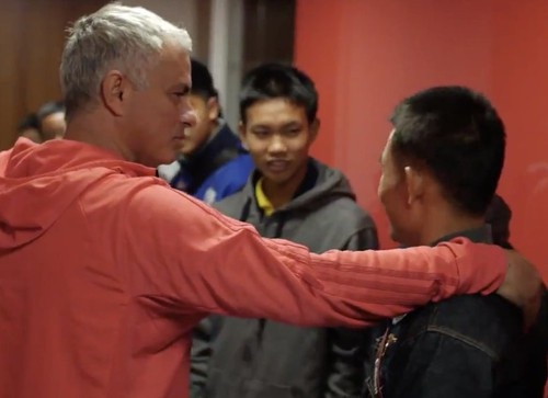Đội bóng nhí Thái Lan được HLV Mourinho đón tiếp nồng nhiệt - 2 Đội bóng nhí Thái Lan được HLV Mourinho đón tiếp nồng nhiệt - 2