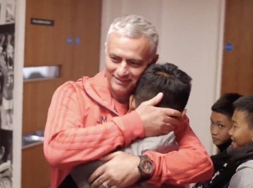 Đội bóng nhí Thái Lan được HLV Mourinho đón tiếp nồng nhiệt - 3 Đội bóng nhí Thái Lan được HLV Mourinho đón tiếp nồng nhiệt - 3