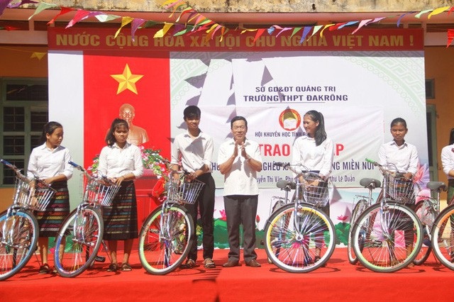 Phu nhân cố Tổng Bí thư Lê Duẩn - Người luôn quan tâm, hỗ trợ học sinh nghèo hiếu học - 3 Lãnh đạo Hội Khuyến học tỉnh trao xe đạp của bà Nguyễn Thị Vân tặng học sinh nghèo.