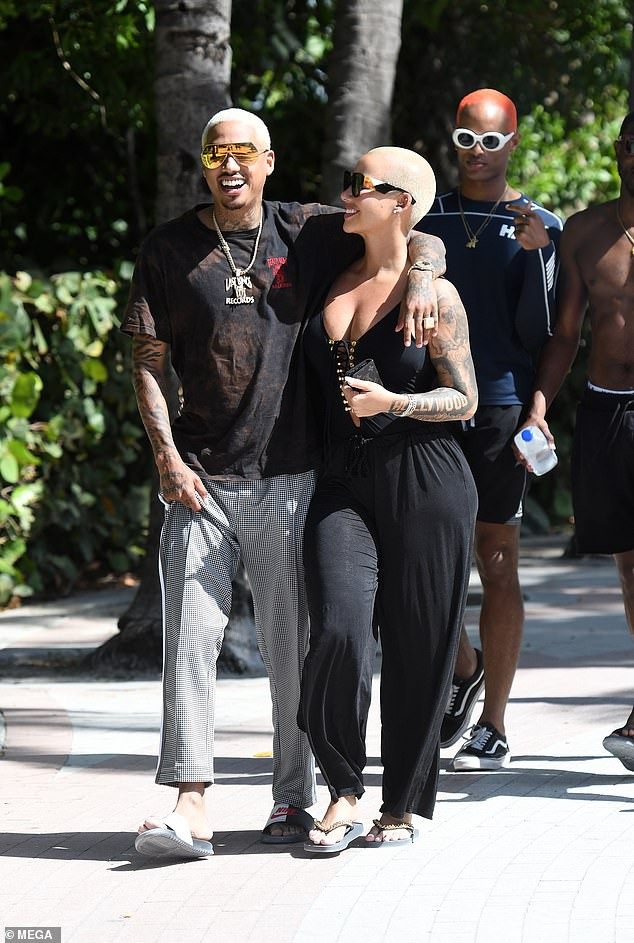 Vũ nữ thoát y hạnh phúc bên bồ mới - 1
Amber Rose hạnh phúc bên bạn trai mới Alexander Edwards trên bãi biển Miami, Florida, Mỹ ngày 28/10 vừa qua