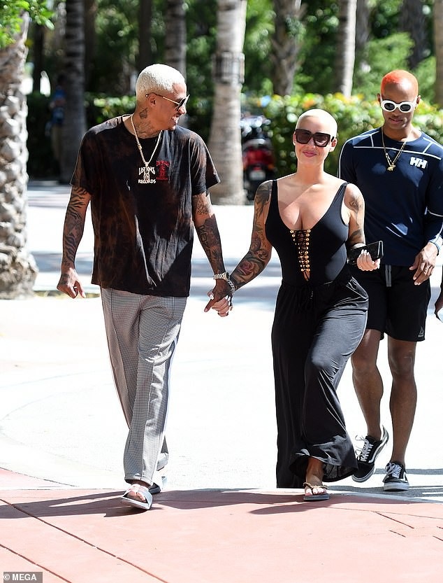 Vũ nữ thoát y hạnh phúc bên bồ mới - 3
Alexander Edwards và Amber Rose gắn bó với nhau như hình với bóng những ngày này