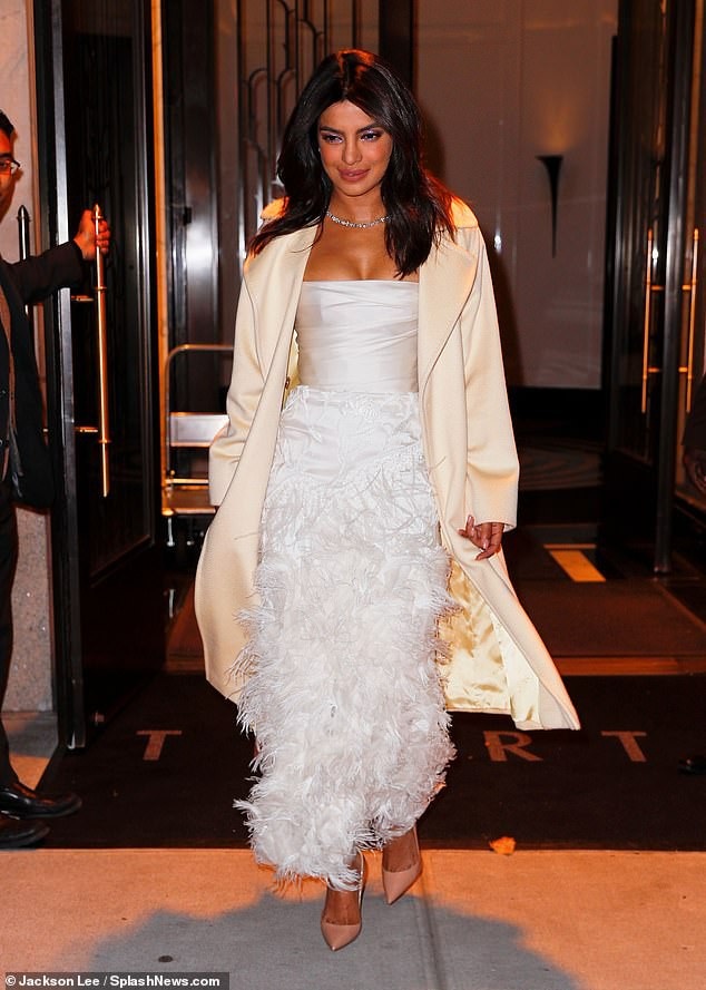Priyanka Chopra gợi cảm hơn sau khi yêu người kém 10 tuổi - 4
Hoa hậu thế giới người Ấn Độ và bạn trai kém 10 tuổi đính hôn hồi tháng 7 sau 2 tháng hẹn hò