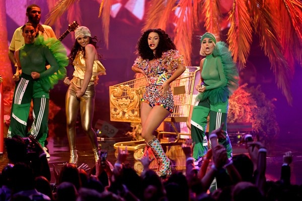 Cardi B khoe bụng siêu thon sau khi sinh - 8
Cô trình diễn cuốn hút với trang phục rực rỡ sắc màu.