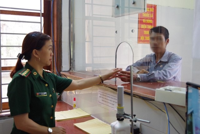 Chi 10 tỷ đồng để hỗ trợ hơn 3.000 người cai nghiện ma túy - 1 Quân y Bệnh xá Tiểu khu 50, BĐBP Nghệ An cấp Methadone cho người nghiện ma túy.