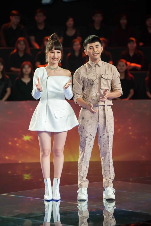 Diễm My 9x bị nam đồng nghiệp mắng “mê trai” - 1 Diễm My 9X và Will dẫn chương trình Đấu trường âm nhạc.
