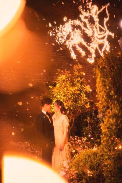 Đường Yên và La Tấn khoe ảnh cưới lãng mạn, chính thức trở thành vợ chồng - 13
Sau khi thông báo chuyện hôn sự, La Tấn và Đường Yên đã tổ chức một bữa tiệc ăn mừng bên bạn bè, người thân. Tối qua 28/10, một số hình ảnh trong bữa tiệc này đã được công ty quản lý của hai người hé lộ với công chúng.