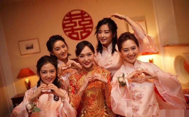 Đường Yên và La Tấn khoe ảnh cưới lãng mạn, chính thức trở thành vợ chồng - 8
Một vài hình ảnh trong lễ rước dâu của La Tấn và Đường Yên được hé lộ. Bạn bè cho hay, cả hai ngôi sao đều thấy hạnh phúc khi được kết hôn với tình yêu lớn nhất của đời mình.