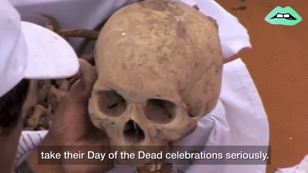 Làm sạch hài cốt người thân là phong tục được người Maya gìn giữ từ nhiều đời nay