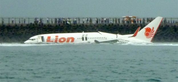 Máy bay Indonesia chở 189 người gặp nạn mới thực hiện 800 giờ bay - 3 Một máy bay của Lion Air từng rơi ở Bali năm 2013. Toàn bộ hành khách may mắn sống sót. (Ảnh: AFP)