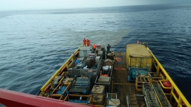 Tìm thấy các mảnh vỡ trôi nổi trên biển của máy bay Indonesia chở 189 người - 2 Tìm thấy các mảnh vỡ trôi nổi trên biển của máy bay Indonesia chở 189 người - 2