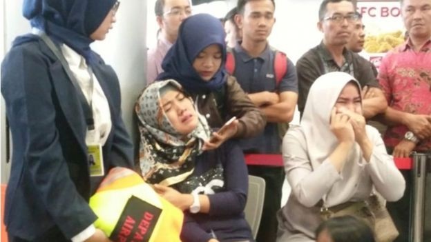 Tìm thấy các mảnh vỡ trôi nổi trên biển của máy bay Indonesia chở 189 người - 5
Người thân lo lắng chờ tin ở sân bay Pangkal Pinang. (Ảnh: Reuters)