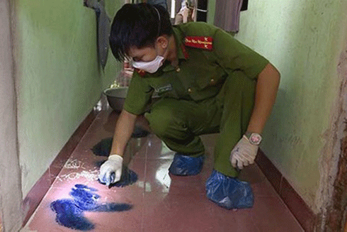 Truy tìm và đấu trí với đối tượng đột nhập trộm cắp, sát hại 2 vợ chồng trong đêm - 1 Cơ quan điều tra tiến hành thu thập dấu vết tại hiện trường