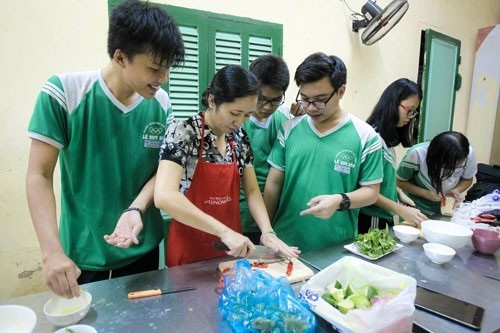 Bỏ cộng điểm, dạy nghề mất sức hút - 1
Học sinh Trường THPT Lê Quý Đôn (TP HCM) trong giờ học nghề nấu ăn. (Ảnh: Hoàng Triều)