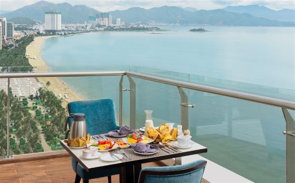 Đến Nha Trang và thưởng ngoạn đại dương từ căn hộ khách sạn đẳng cấp - 2 Đón ngày mới bằng bữa sáng đầy cảm hứng ngay tại ban công phòng nghỉ