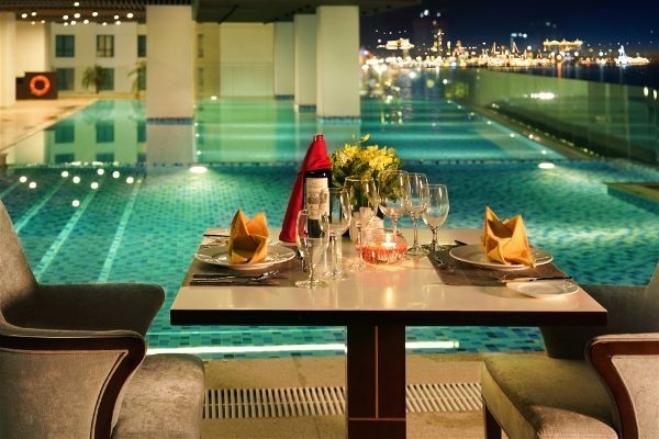 Đến Nha Trang và thưởng ngoạn đại dương từ căn hộ khách sạn đẳng cấp - 6 Bữa tối lãng mạn cạnh bể bơi nhìn ra khung cảnh Nha Trang về đêm lung linh huyền ảo