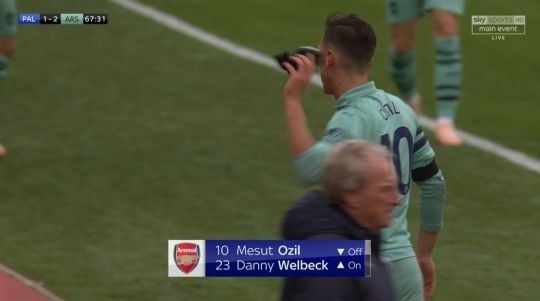 Bị thay ra sân, Mesut Ozil ném găng tay, không thèm bắt tay HLV - 2
Cầu thủ này giận dữ ném thẳng găng tay xuống sân