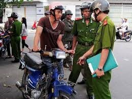 Vi phạm luật còn tông gãy chân cảnh sát cơ động - 1 Bị yêu cầu dừng xe kiểm tra rồ ga lao thẳng vào lực lượng công an (ảnh minh họa)