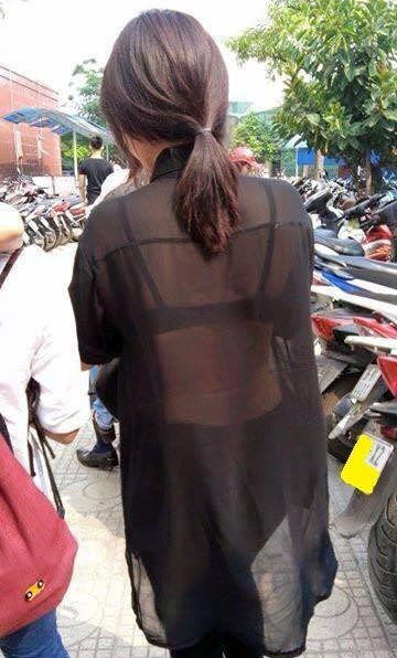 Sinh viên "trưng" thời trang phản cảm ở giảng đường - 2
Một bức ảnh nữ sinh mặc áo xuyên thấu đến trường được chia sẻ trên mạng xã hội