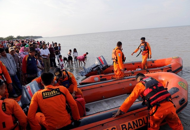 Không có người Việt trên chuyến bay của Indonesia bị đâm xuống biển - 1 Lực lượng tìm kiếm cứu nạn vụ máy bay rơi xuống biển tại Indonesia