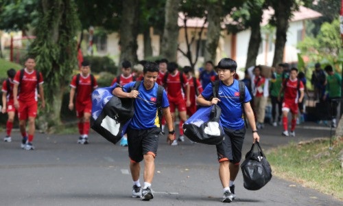Thêm trợ lý chia tay HLV Park Hang Seo trước AFF Cup 2018 - 1
Trợ lý riêng Lee Young Sub của HLV Park Hang Seo (phiên dịch Anh - Hàn Quốc, bên phải) chia tay trước AFF Cup 2018