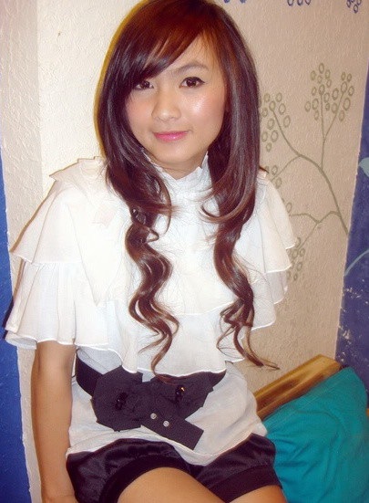 Trước khi thẩm mỹ, Kelly Nguyễn từng sở hữu gương mặt xinh xắn, đáng yêu, chính vì vậy quyết định dao kéo khiến nhiều người hâm mộ tiếc nuối cho vẻ đẹp của cô.