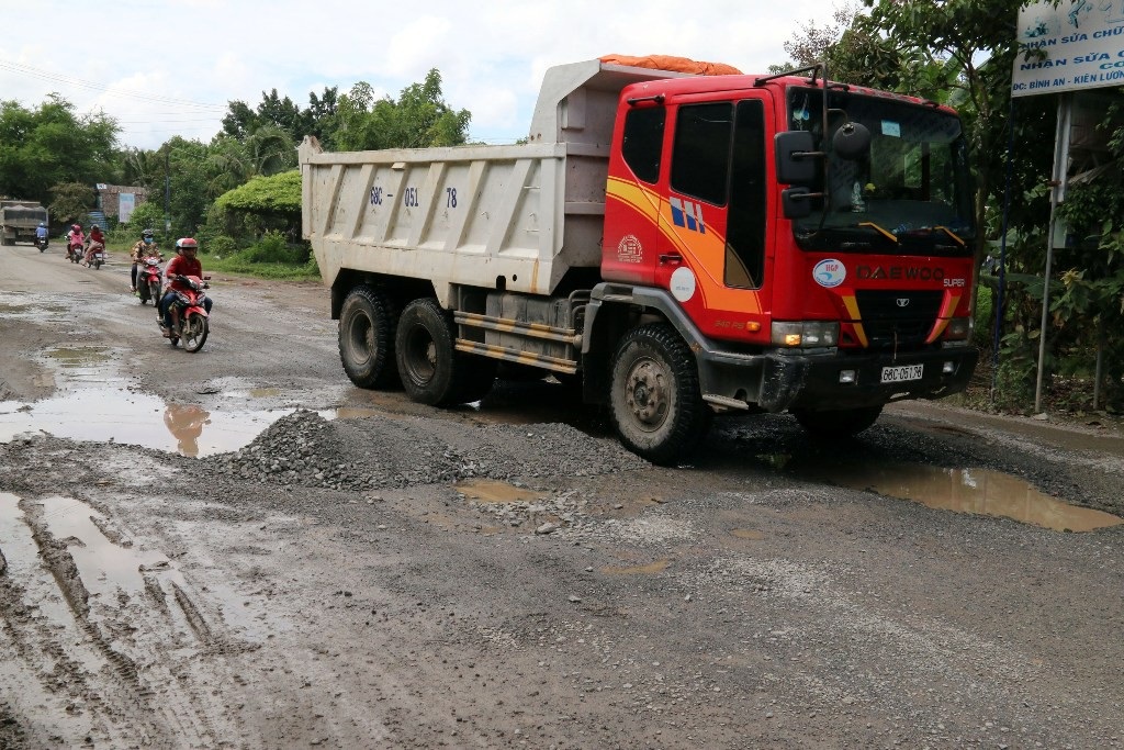 Đường vào khu du lịch nổi tiếng cả nước nát... như tương! - Ảnh 4. Đường vào khu du lịch nổi tiếng cả nước nát... như tương! - Ảnh 4.
