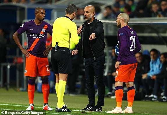 
Trọng tài nhắc nhở huấn luyện viên Guardiola
