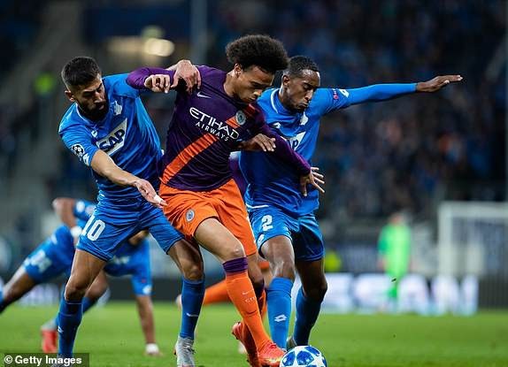 
Sane đi bóng trước sự truy cản của các cầu thủ Hoffenheim
