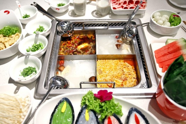 Thực hư xung quanh việc thực khách phát hiện thấy băng vệ sinh trong nồi lẩu? - 2 Haidilao là chuỗi nhà hàng lẩu nổi tiếng ở Trung Quốc, nhưng từng dính không ít những lùm xùm liên quan tới vấn đề an toàn thực phẩm