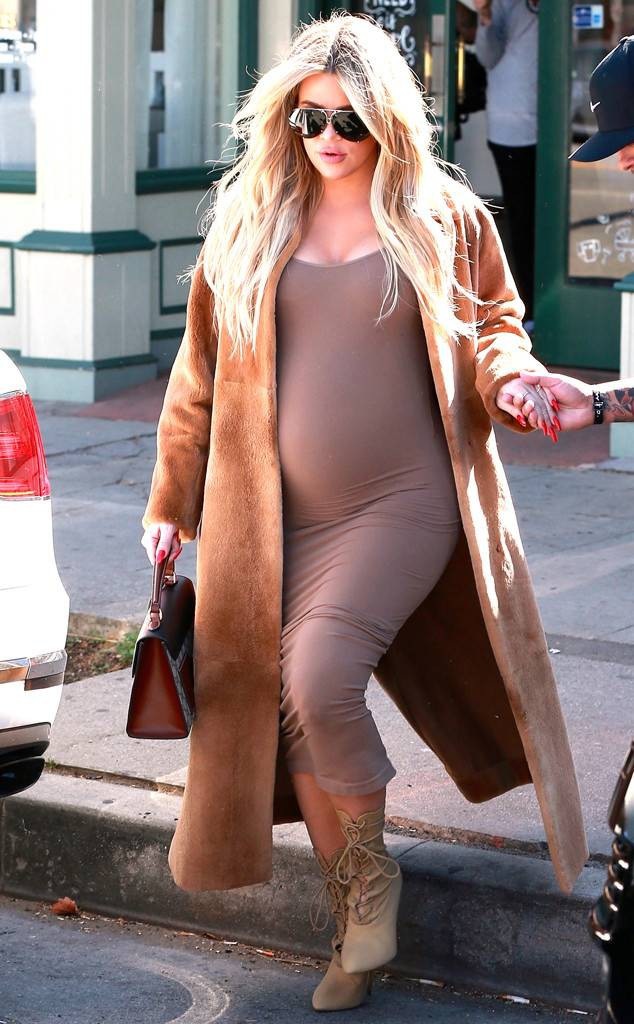 
Khloe Kardashian tăng cân khá nhiều khi bầu bí, khi con gái 1 tháng tuổi cô mới bắt đầu tập thể dục trở lại
