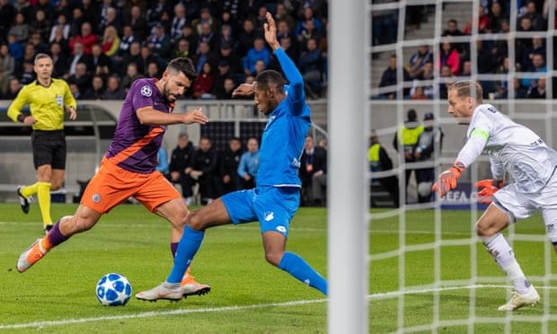 Hoffenheim 1-2 Man City: Thất bại đáng tiếc - 10
Aguero xử lý gọn cú chuyền bóng không thực sự thuận lợi của Sane