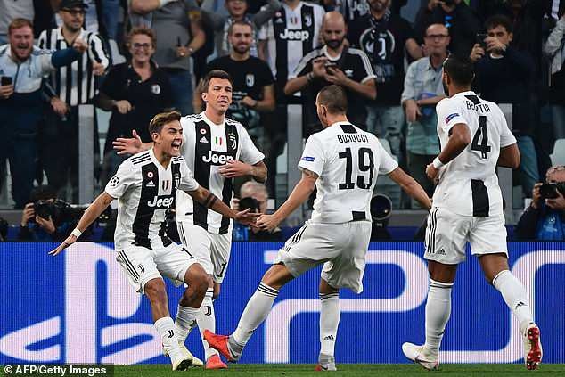 Dybala lập hat-trick, Juventus tiếp tục mạch toàn thắng - 4
Các cầu thủ Juventus ăn mừng bàn thắng của Dybala