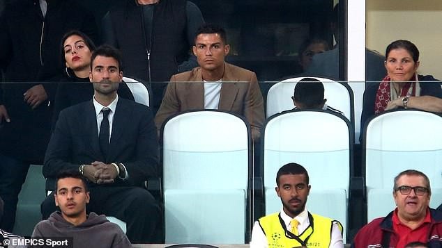 Dybala lập hat-trick, Juventus tiếp tục mạch toàn thắng - 3
Ronaldo theo dõi đồng đội thi đấu từ khán đài