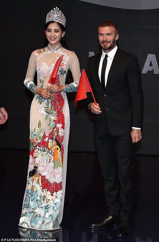 David Beckham năng động ra phố sau khi dự ra mắt xe VinFast - 5
Cựu danh thủ Anh và hoa hậu Trần Tiểu Vy là 2 khách mời quan trọng trong sự kiện này