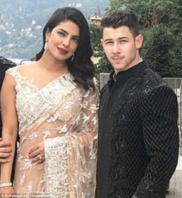 Fans bao vây Nick Jonas và bạn gái hơn 10 tuổi tại sân bay - 7
Priyanka Chopra muốn có một đám cưới theo phong cách truyền thống của quê hương cô và Nick Jonas rất ủng hộ điều này