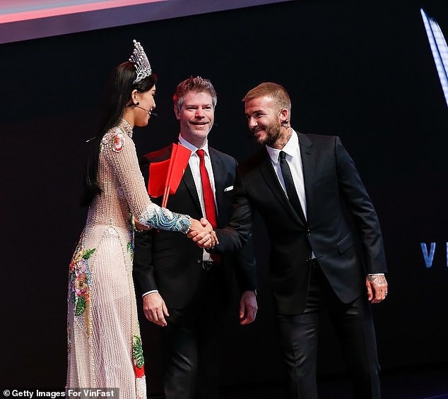 David Beckham năng động ra phố sau khi dự ra mắt xe VinFast - 7
Beckham sở hữu nhiều xe siêu sang như Rolls-Royce, Bentley, Range Rover, Lamborghini...
