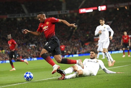 Man Utd chia điểm trong trận cầu không bàn thắng trước Valencia - 4
Các cầu thủ Valencia (áo trắng) thi đấu rất rắn. Trong hình Piccini đã phải nhận thẻ vàng sau tình huống phạm lỗi với Martial