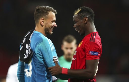 Man Utd chia điểm trong trận cầu không bàn thắng trước Valencia - 3
Pobga (phải) vẫn tươi tắn từ đầu trận tới cuối trận, bất chấp Man Utd đang kéo dài chuỗi trận không thắng lên con số 4